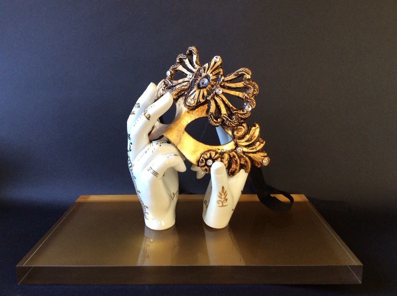 SCULPTURE  KATIA BRUGNOLO "MANI-DANZA CON MASCHERA IN CARTAPESTA ORO "  size  L 33x H 28 X P 20 cm.