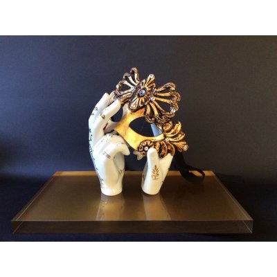 SCULTURA KATIA BRUGNOLO 'MANI-DANZA CON MASCHERA IN CARTAPESTA ORO ' dimensioni L 33x H 28 X P 20 cm.