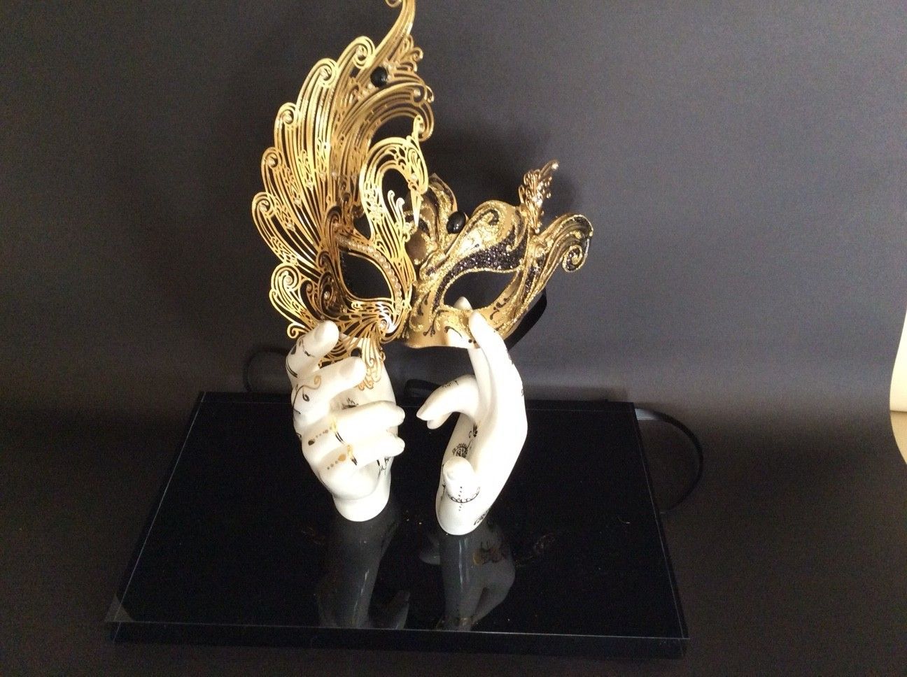 SCULPTURE  KATIA BRUGNOLO " MANI-DANZA CON MASCHERA IN OTTONE CON SWAROVSKI "  size  L 33 x H 33 x P 20 cm.