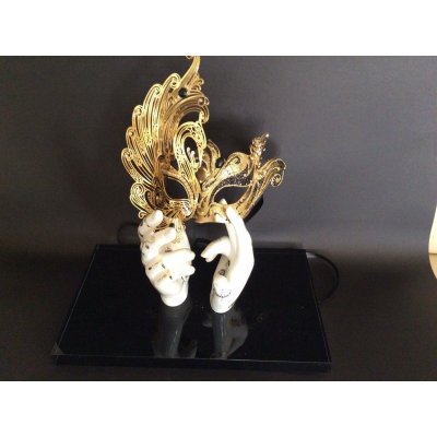 SCULTURA KATIA BRUGNOLO ' MANI-DANZA CON MASCHERA IN OTTONE CON SWAROVSKI ' dimensioni L 33 x H 33 x P 20 cm.