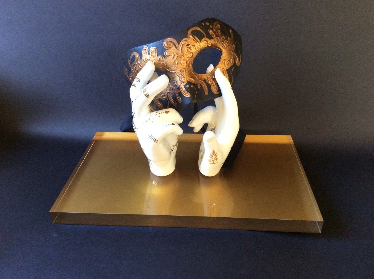 SCULPTURE KATIA BRUGNOLO "MANI-DANZA CON MASCHERA DI COLOMBINA "  size  L 33 x H 26 x P 20 cm.