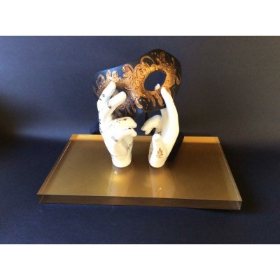 SCULTURA KATIA BRUGNOLO ' MANI-DANZA CON MASCHERA DI COLOMBINA ' dimensioni L 33 x H 26 x P 20 cm.