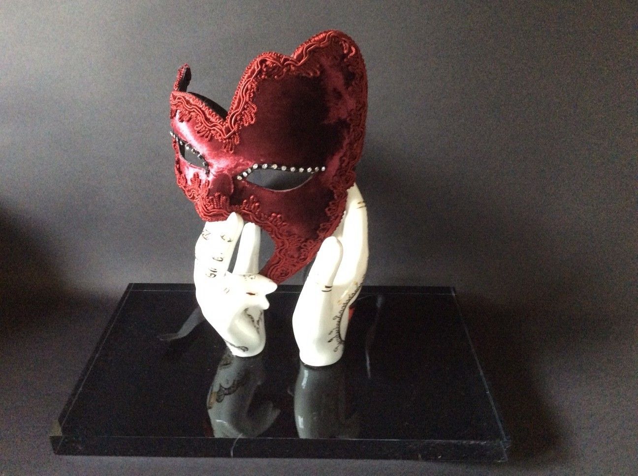 SCULPTURE  KATIA BRUGNOLO " MANI-DANZA CON MASCHERA IN VELLUTO PORPORA "  size  L 33 x H 28 x P 20 cm.