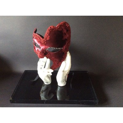 SCULTURA KATIA BRUGNOLO ' MANI-DANZA CON MASCHERA IN VELLUTO PORPORA ' dimensioni L 33 x H 28 x P 20 cm.