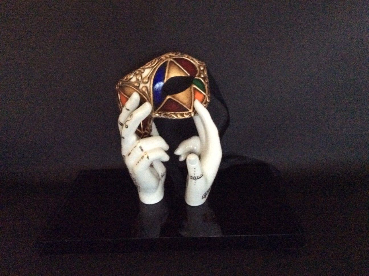SCULPTURE  KATIA BRUGNOLO " MANI-DANZA CON MASCHERA DI ARLECCHINO 2 "  size  L 33 x H 26 x P 20 cm.