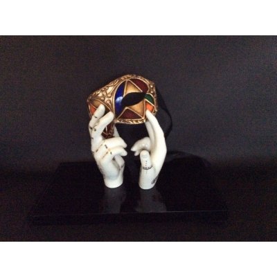 SCULTURA KATIA BRUGNOLO ' MANI-DANZA CON MASCHERA DI ARLECCHINO 2 ' dimensioni L 33 x H 26 x P 20 cm.