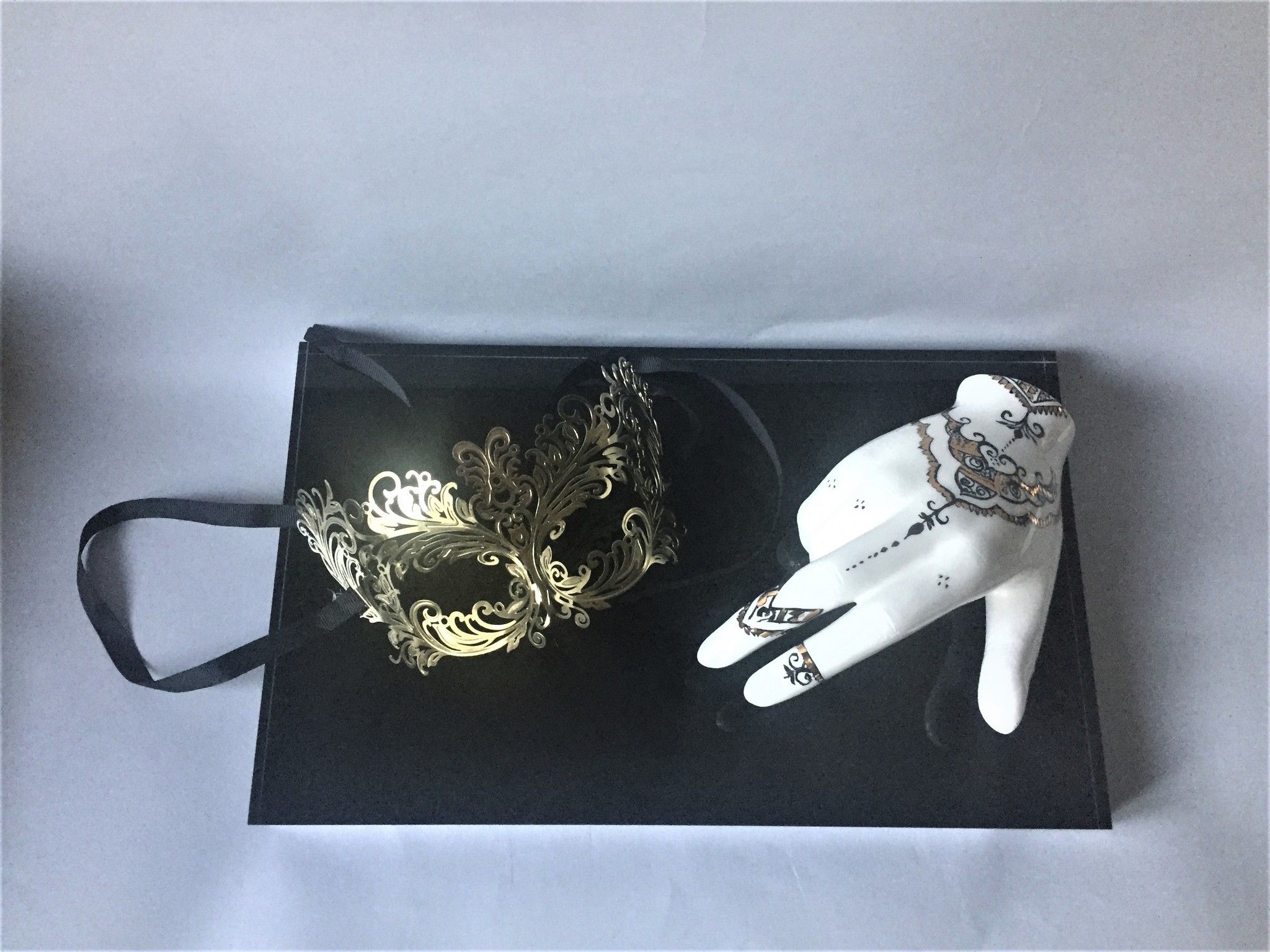 SCULTURA KATIA BRUGNOLO ' MANO-DANZA CON MASCHERA DI COLOMBINA IN OTTONE '  dimensioni L 33 x H 26 x P 20 cm.