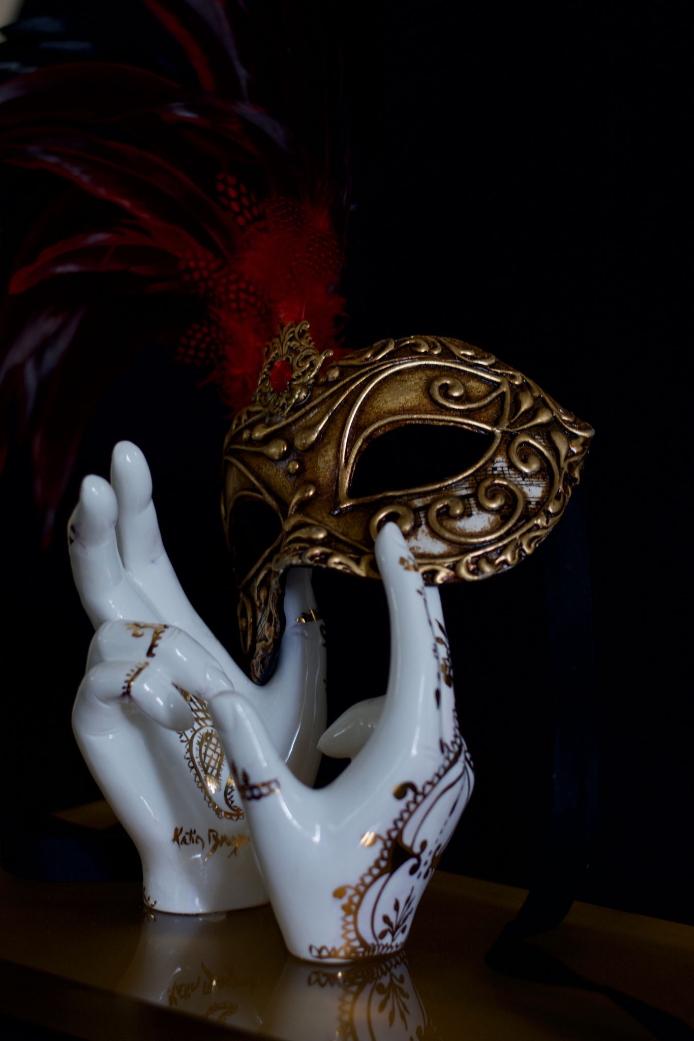 SCULPTURE  KATIA BRUGNOLO  " MANI-DANZA CON MASCHERA CON PIUME ROSSE E NERE " size   L 33 x H 50 x P 20 cm.