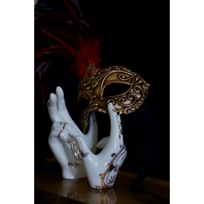 SCULTURA KATIA BRUGNOLO 'MANI-DANZA CON MASCHERA CON PIUME ROSSE E NERE ' dimensioni L 33 x H 50 x P 20 cm.