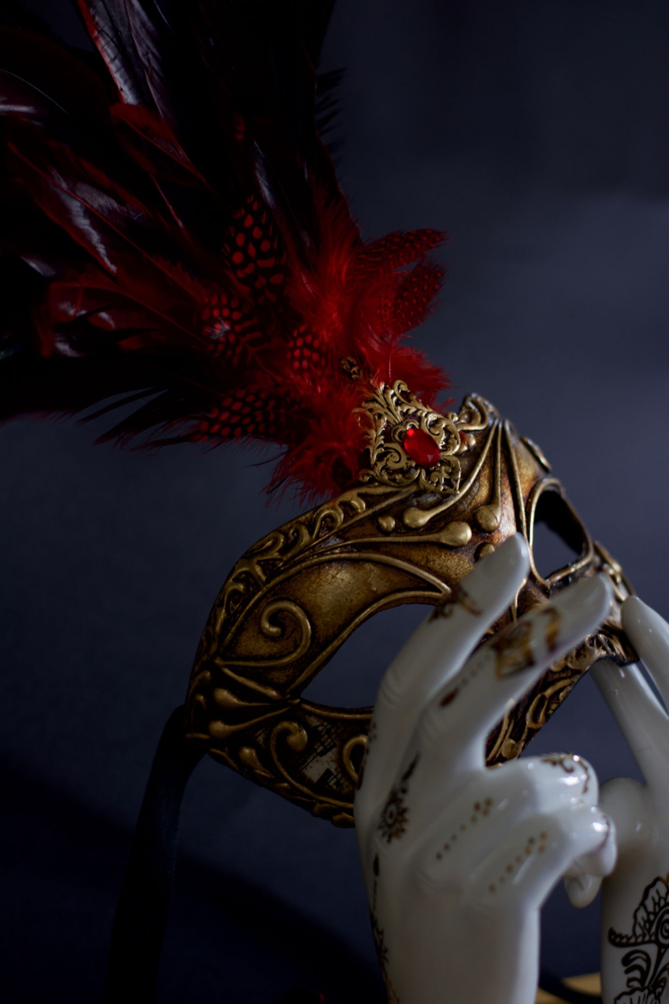SCULPTURE  KATIA BRUGNOLO  " MANI-DANZA CON MASCHERA CON PIUME ROSSE E NERE " size   L 33 x H 50 x P 20 cm.