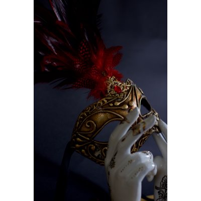 SCULTURA KATIA BRUGNOLO 'MANI-DANZA CON MASCHERA CON PIUME ROSSE E NERE ' dimensioni L 33 x H 50 x P 20 cm.