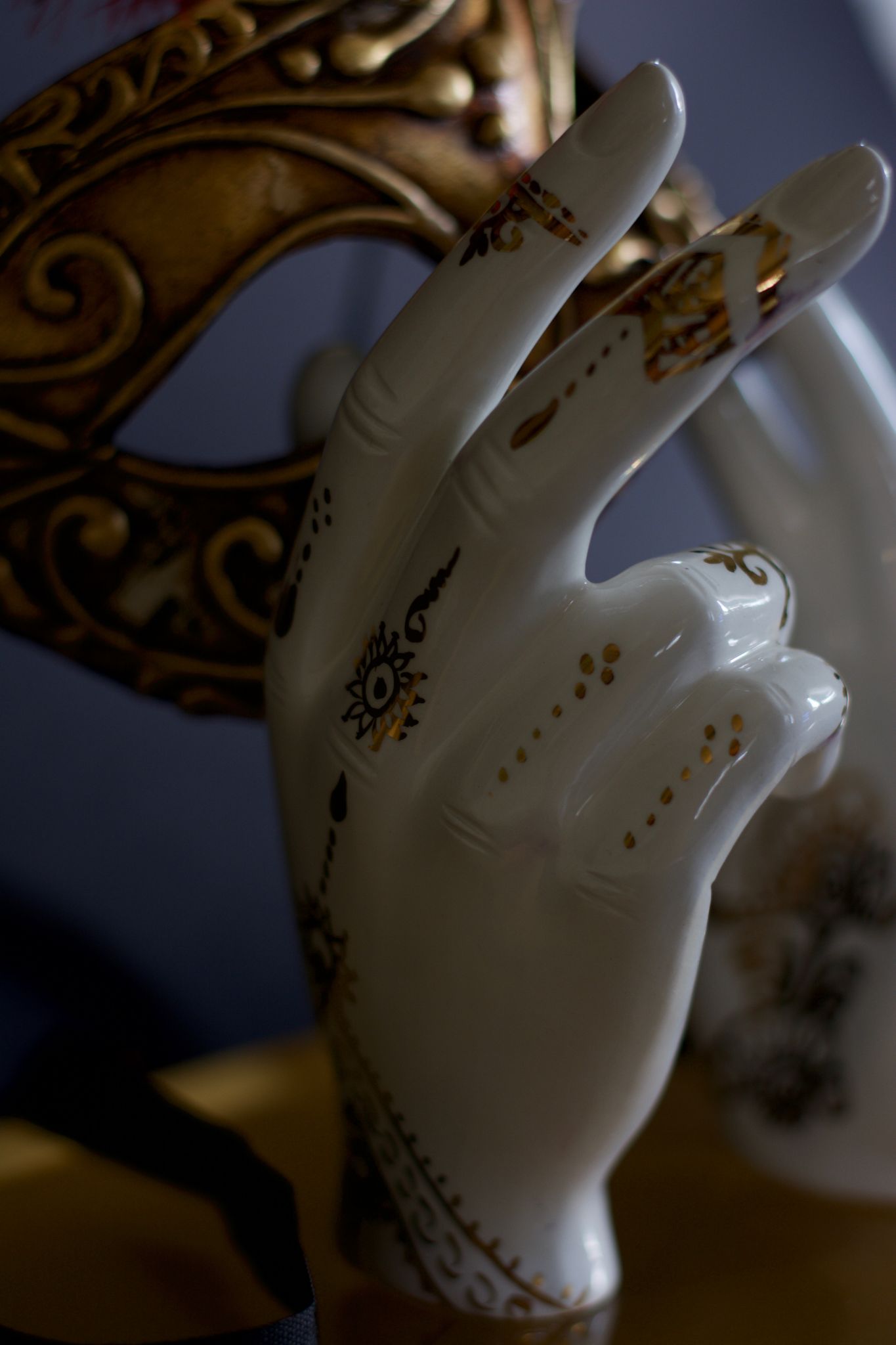 SCULPTURE  KATIA BRUGNOLO  " MANI-DANZA CON MASCHERA CON PIUME ROSSE E NERE " size   L 33 x H 50 x P 20 cm.