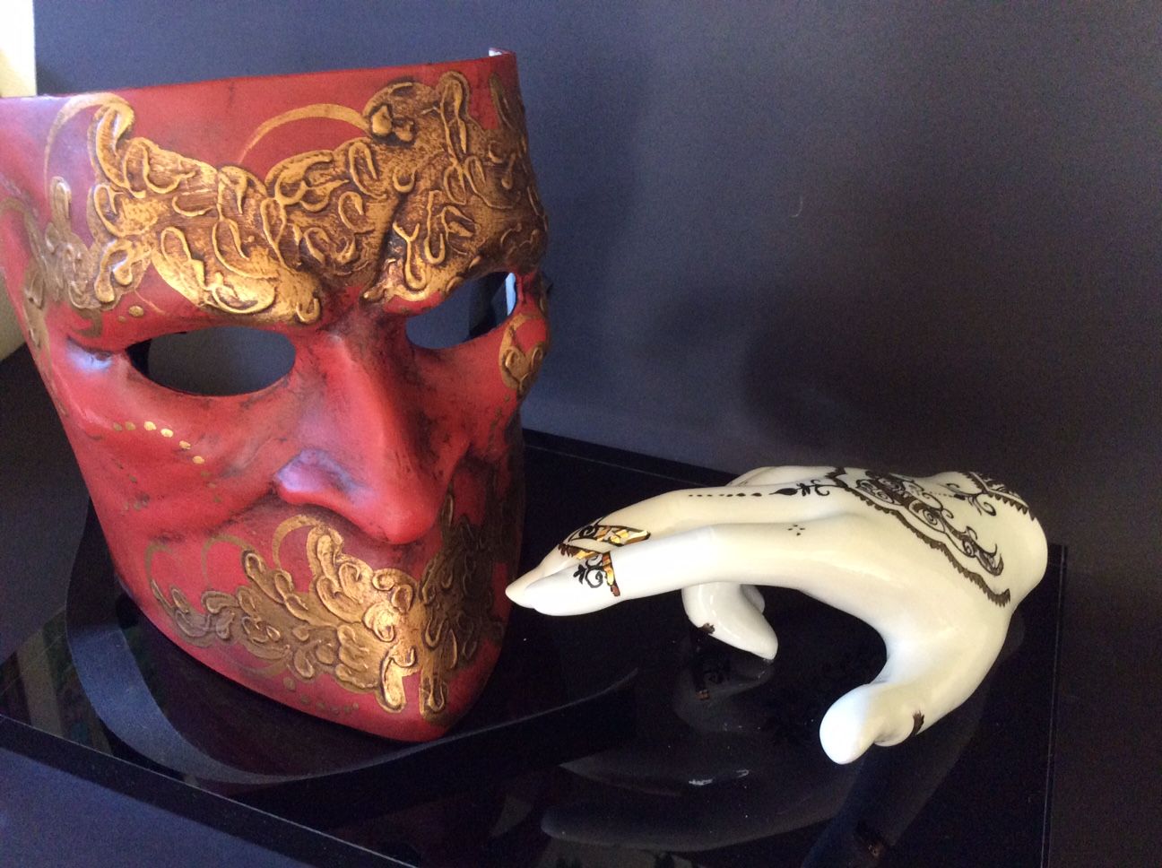SCULPTURE  KATIA BRUGNOLO  " MANO-DANZA CON BAUTTA ROSSO E ORO "  size   L 33 x H 22 x P 20 cm.