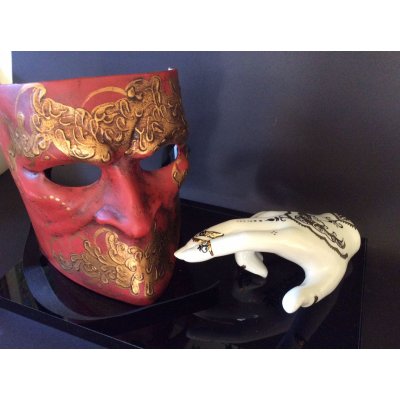 SCULTURA KATIA BRUGNOLO ' MANO-DANZA CON BAUTTA ROSSO E ORO ' dimensioni L 33 x H 22 x P 20 cm.