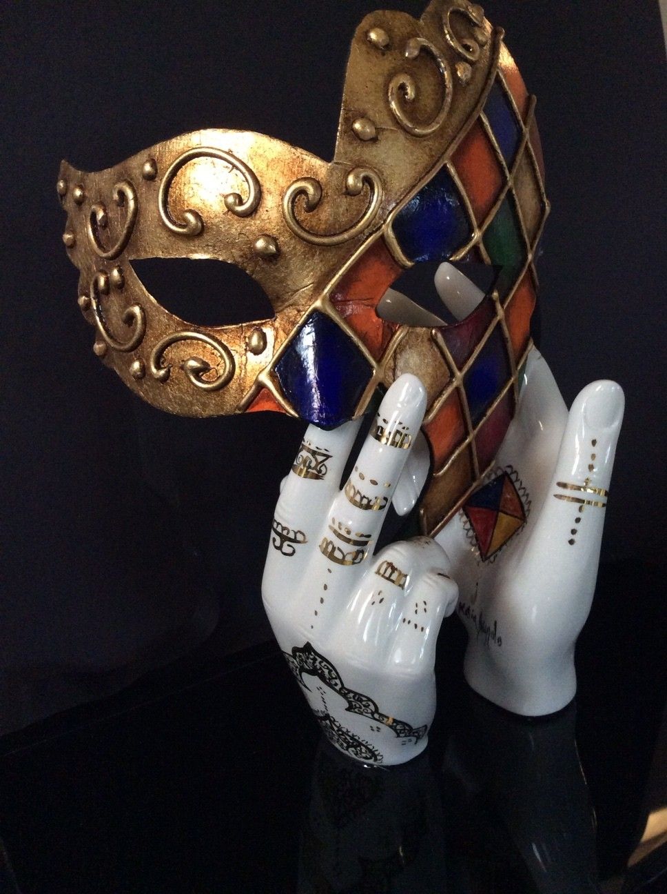 SCULPTURE  KATIA BRUGNOLO  " MANI-DANZA CON MASCHERA DI ARLECCHINO "  size  L 33 x H 28 x P 20 cm.