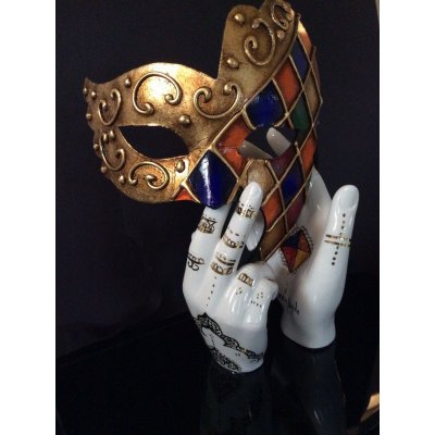 SCULTURA KATIA BRUGNOLO ' MANI-DANZA CON MASCHERA DI ARLECCHINO ' dimensioni L 33 x H 28 x P 20 cm.