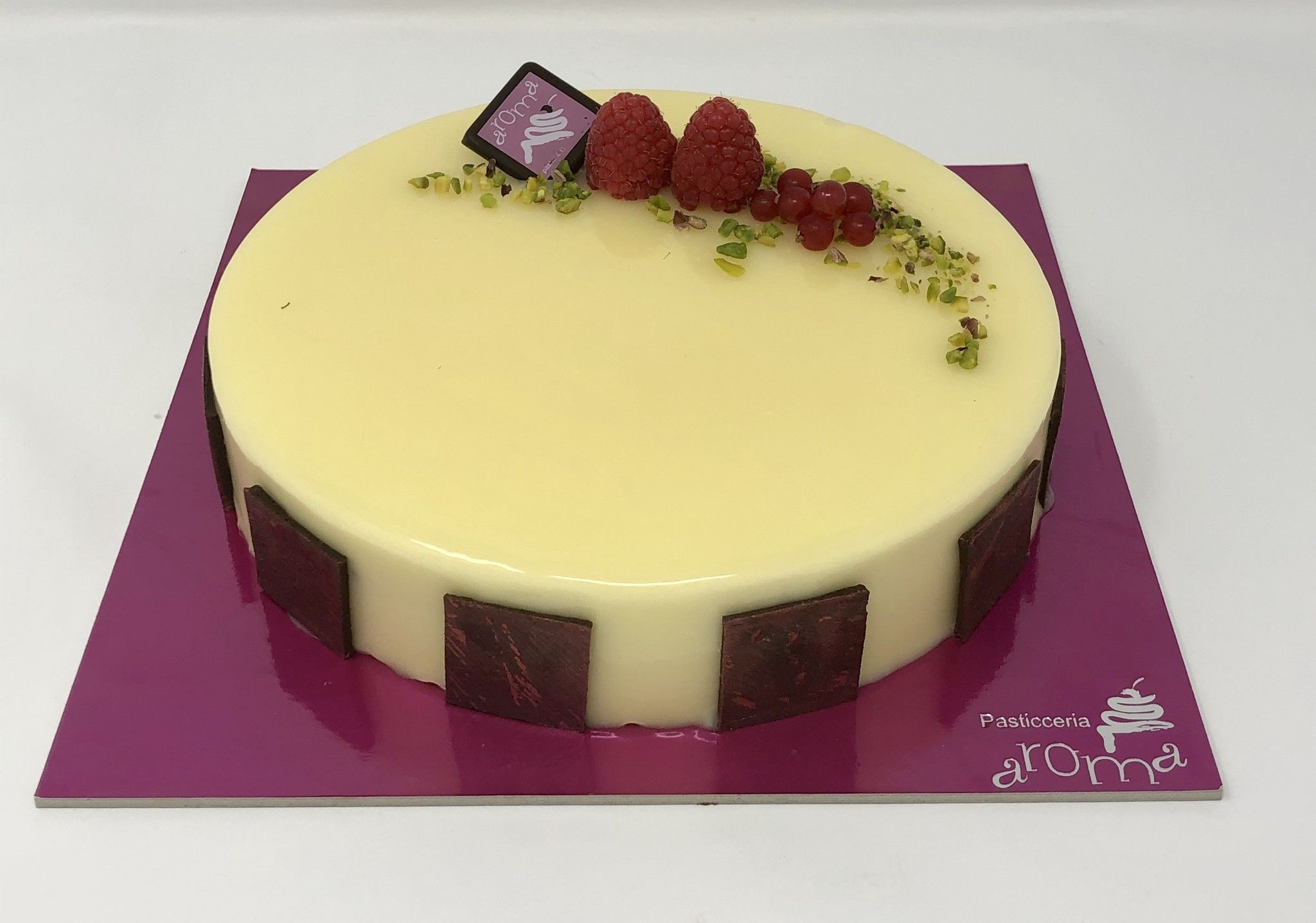 Torta al cioccolato bianco e lamponi composizionTorta al cioccolato bianco e lamponi composizione D'ELITE