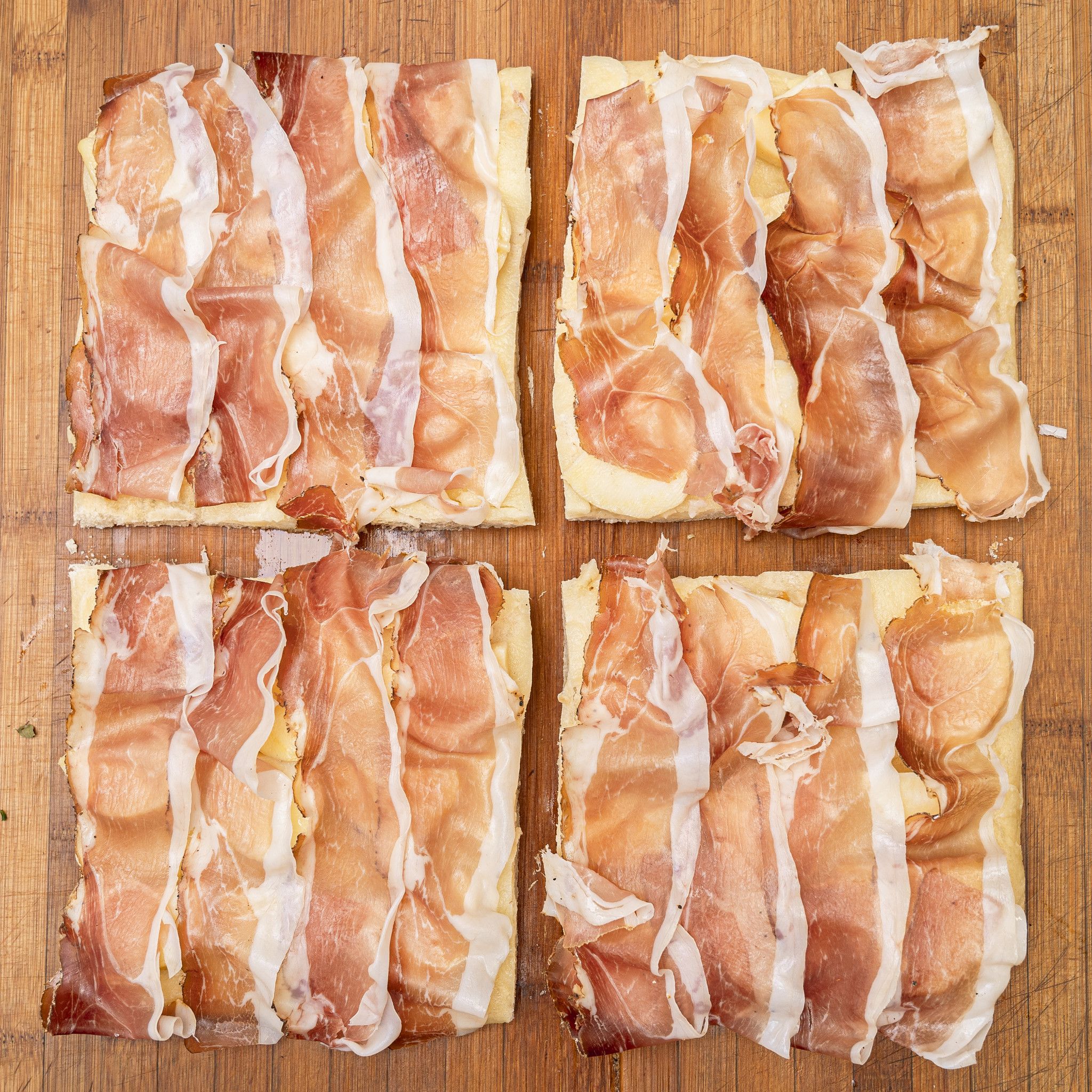 TRANCIO DI PIZZA BIANCA CON MOZZARELLA, PATATE E SPECK