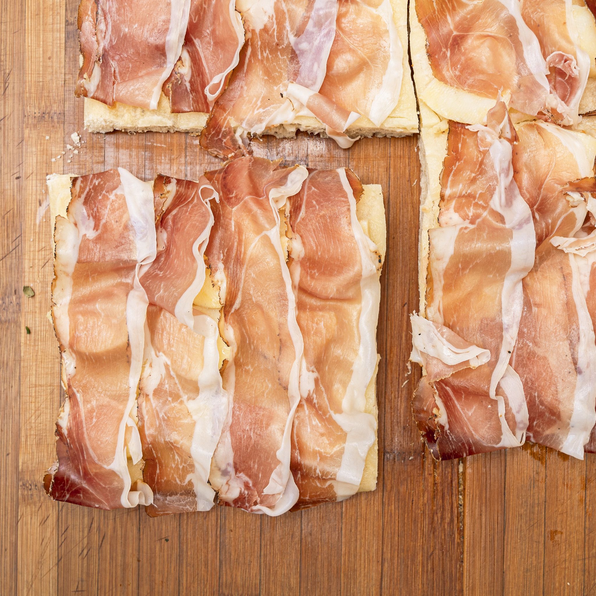 TRANCIO DI PIZZA BIANCA CON MOZZARELLA, PATATE E SPECK