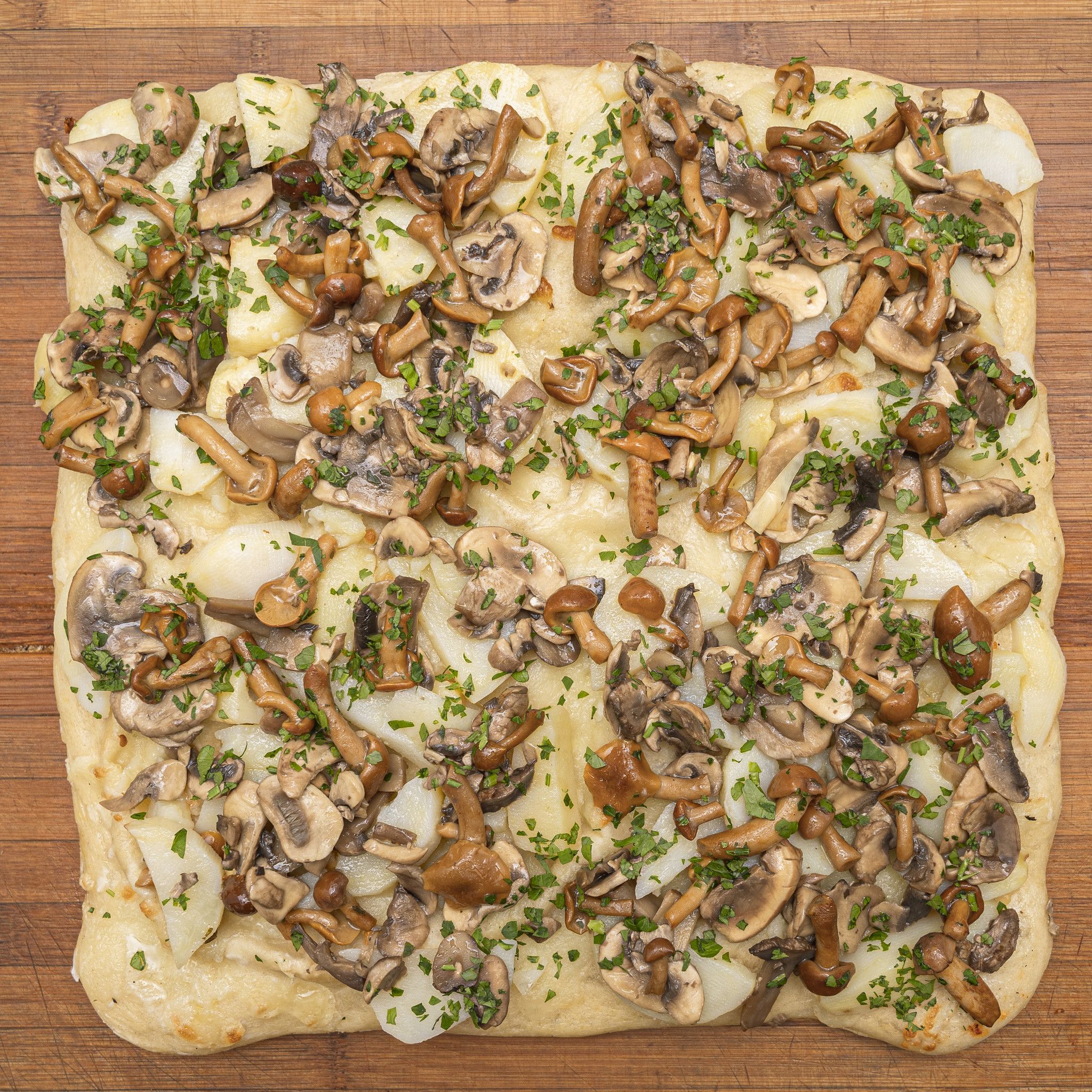 TRANCIO DI PIZZA BIANCA CON MOZZARELLA, PATATE, MISTO FUNGHI E PREZZEMOLO