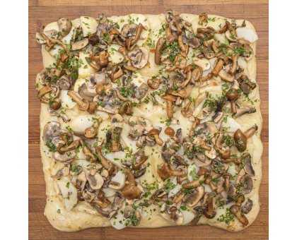 TRANCIO DI PIZZA BIANCA CON MOZZARELLA, PATATE, MISTO FUNGHI E PREZZEMOLO