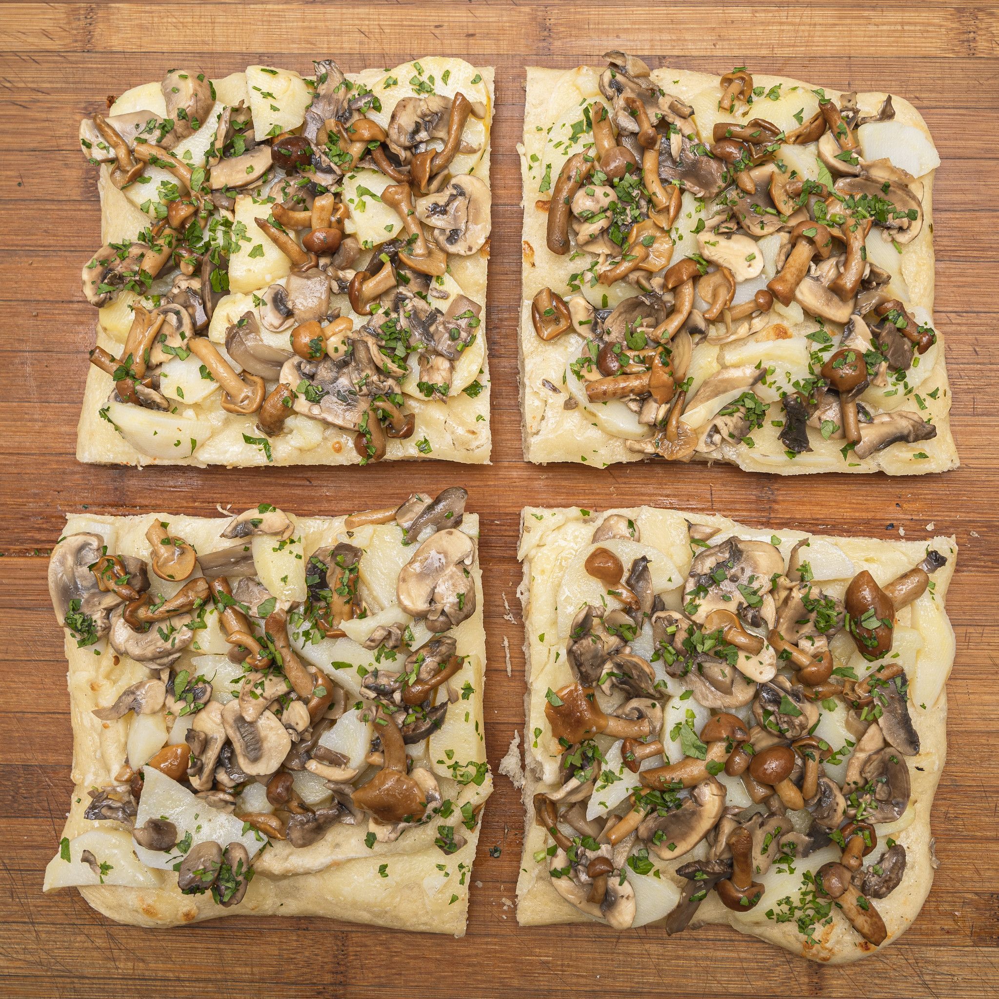 TRANCIO DI PIZZA BIANCA CON MOZZARELLA, PATATE, MISTO FUNGHI E PREZZEMOLO