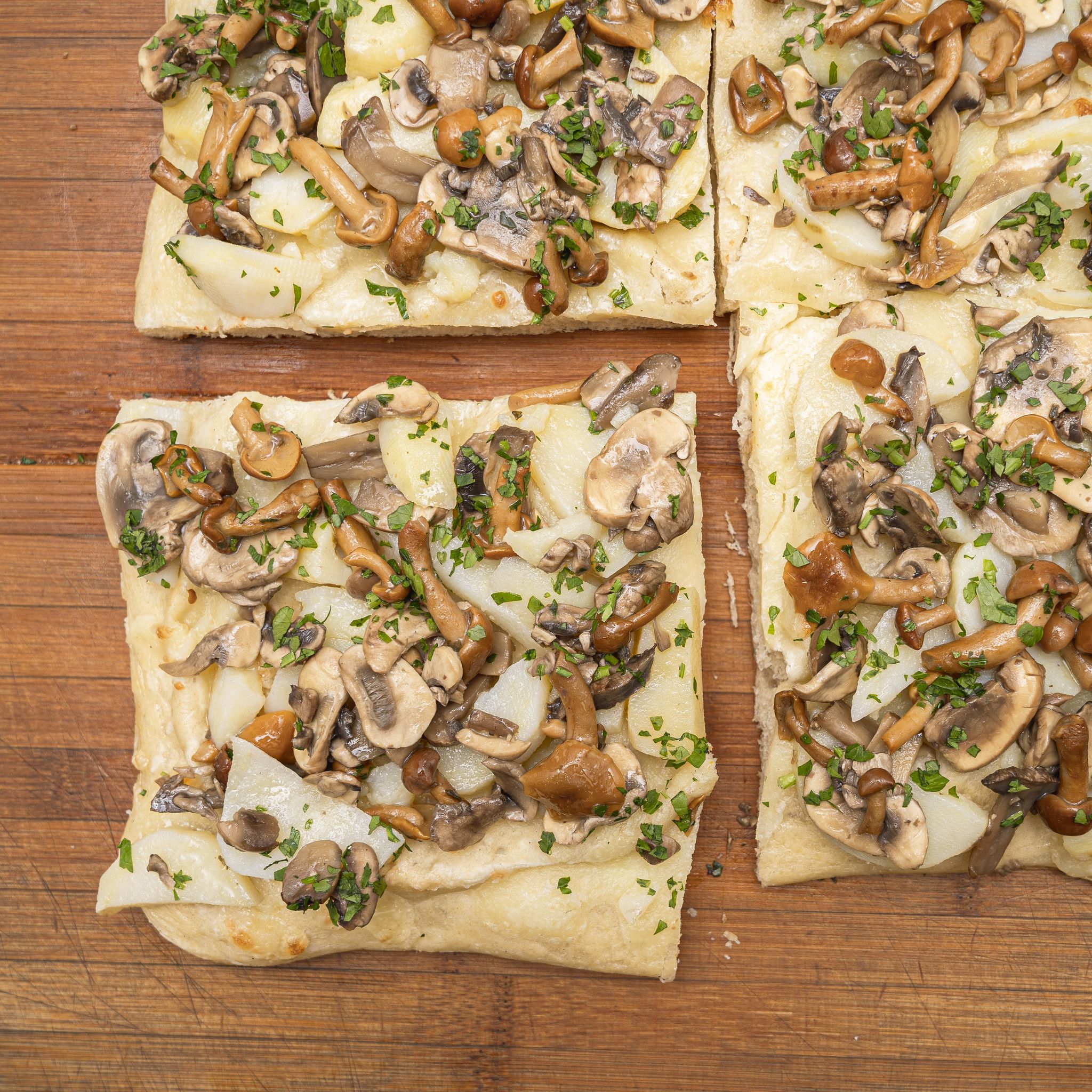 TRANCIO DI PIZZA BIANCA CON MOZZARELLA, PATATE, MISTO FUNGHI E PREZZEMOLO