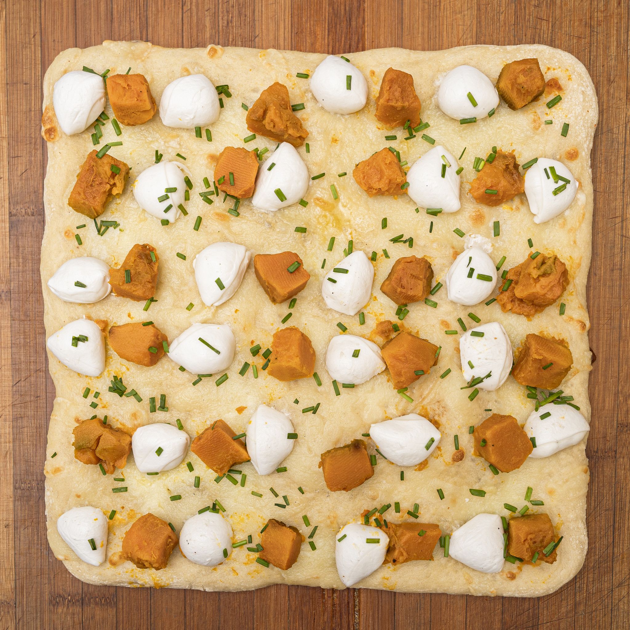 TRANCIO DI PIZZA BIANCA CON MOZZARELLA DI BUFALA, ZUCCA E ERBA CIPOLLINA