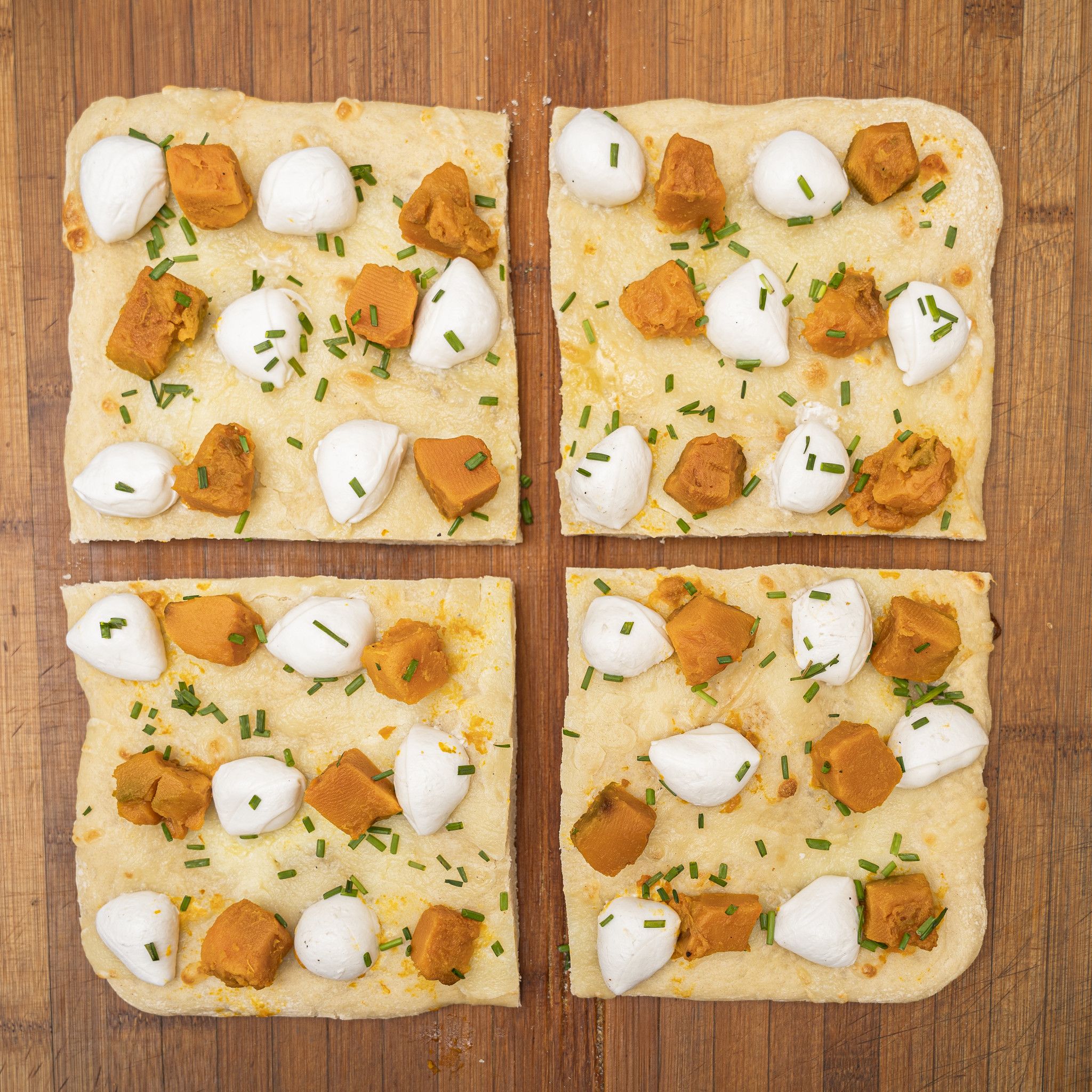 TRANCIO DI PIZZA BIANCA CON MOZZARELLA DI BUFALA, ZUCCA E ERBA CIPOLLINA
