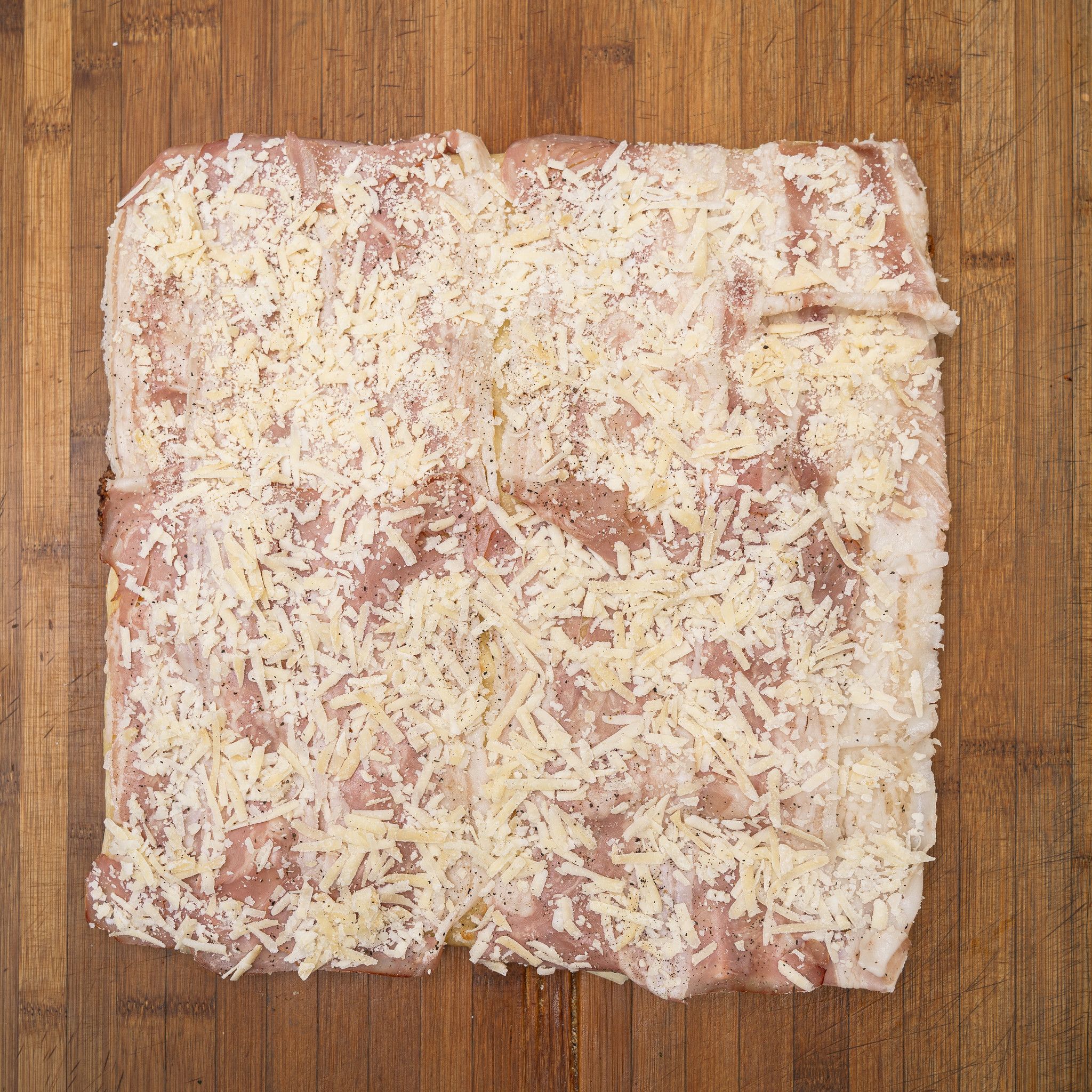 TRANCIO DI PIZZA BIANCA CON MOZZARELLA, PANCETTA STUFATA, PECORINO E PEPE NERO