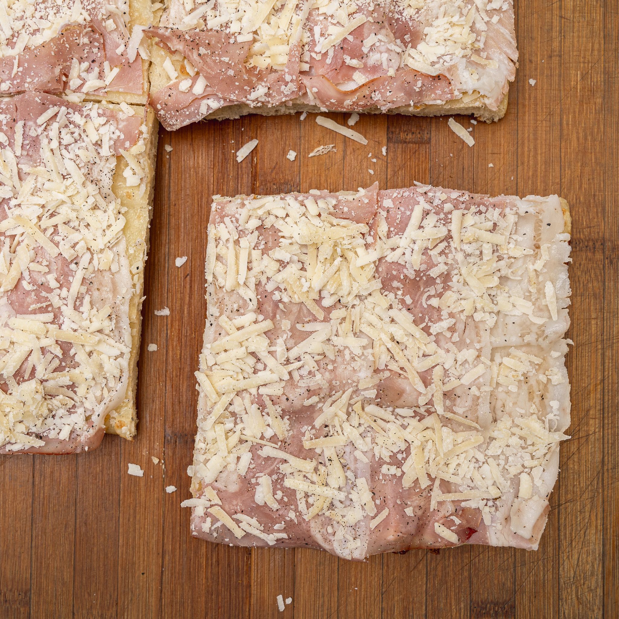 TRANCIO DI PIZZA BIANCA CON MOZZARELLA, PANCETTA STUFATA, PECORINO E PEPE NERO
