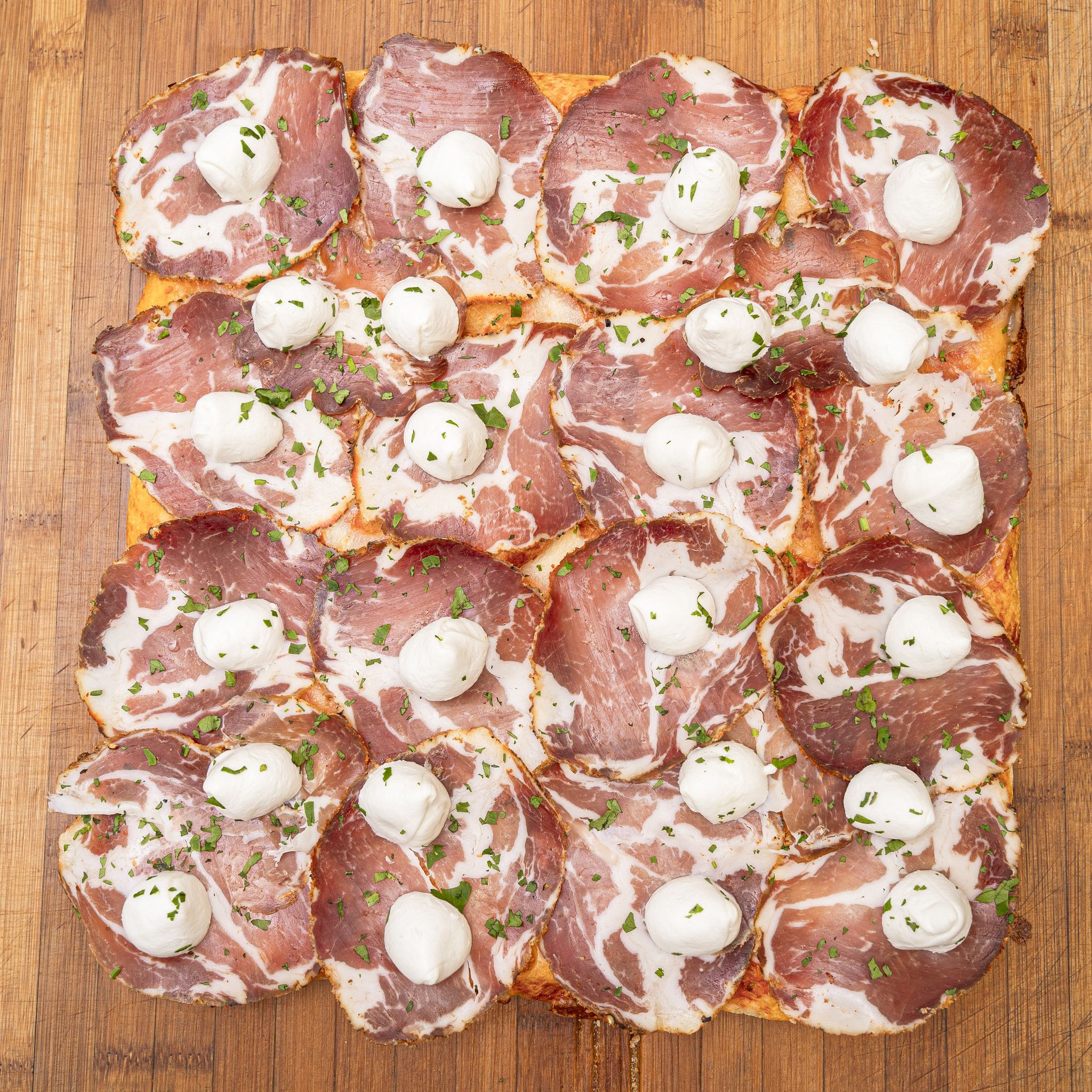 TRANCIO DI PIZZA CON POMODORO, MOZZARELLA DI BUFALA, CAPICOLLO CALABRESE E PREZZEMOLO