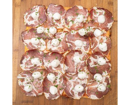 TRANCIO DI PIZZA CON POMODORO, MOZZARELLA DI BUFALA, CAPICOLLO CALABRESE E PREZZEMOLO