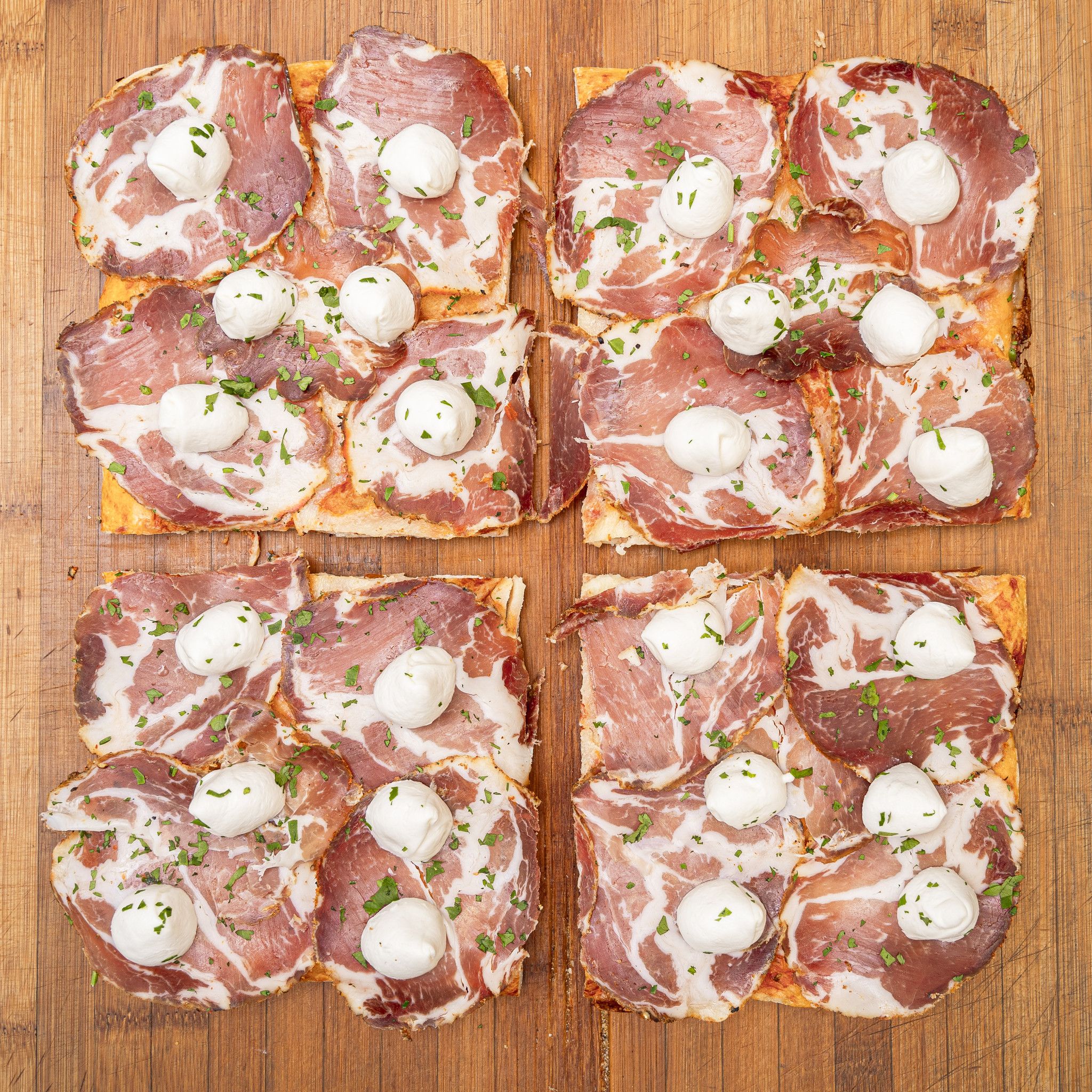 TRANCIO DI PIZZA CON POMODORO, MOZZARELLA DI BUFALA, CAPICOLLO CALABRESE E PREZZEMOLO