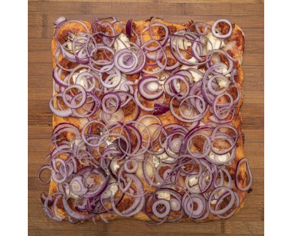 TRANCIO DI PIZZA CON POMODORO, MOZZARELLA, NDUJA, GORGONZOLA E CIPOLLA ROSSA