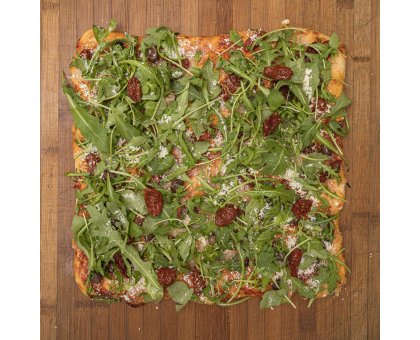 TRANCIO DI PIZZA CON POMODORO, MOZZARELLA DI BUFALA, OLIVE DI TAGGIA, RUCOLA E GRANA