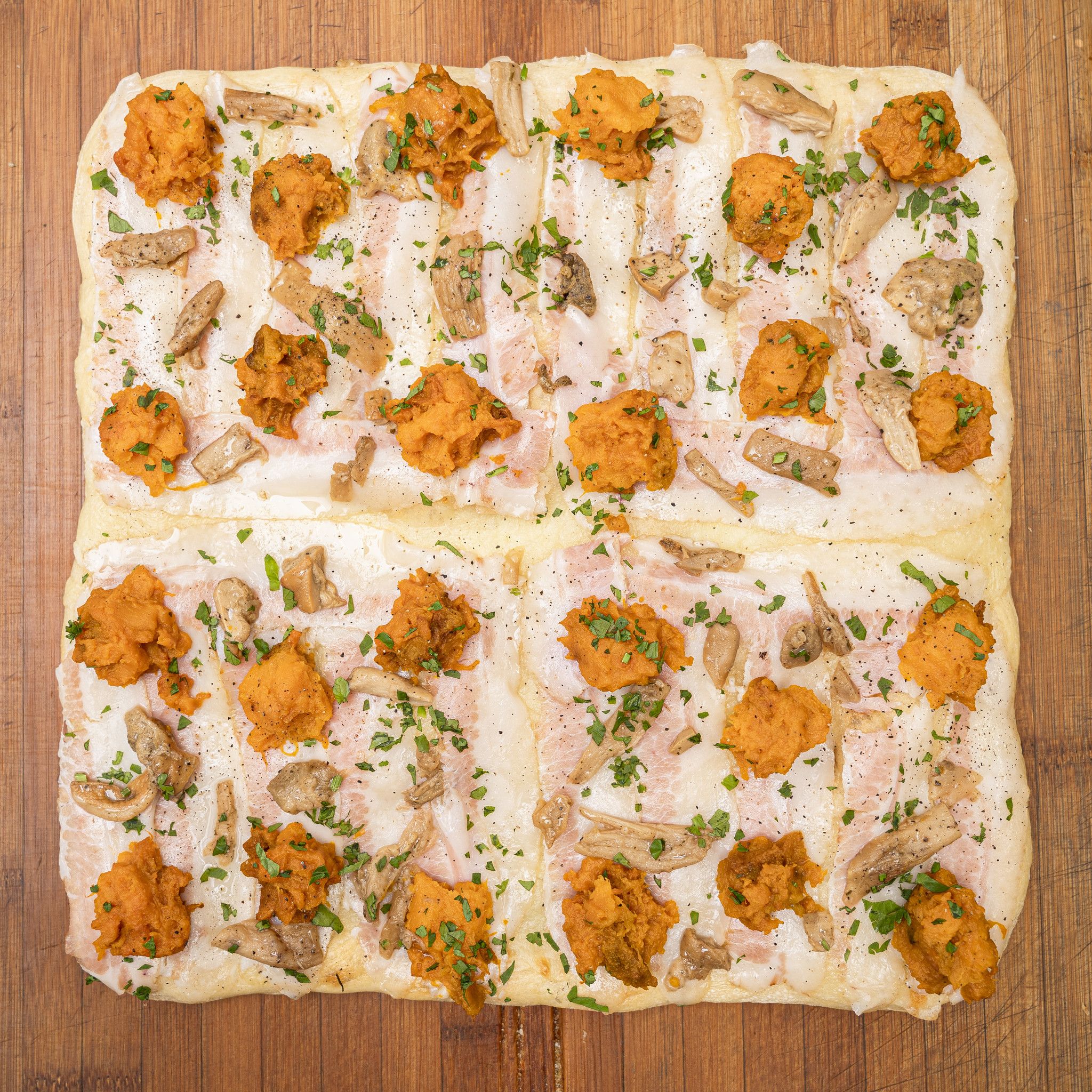 TRANCIO DI PIZZA BIANCA CON MOZZARELLA, ZUCCA, GUANCIALE, PORCINI, PEPE NERO E PREZZEMOLO