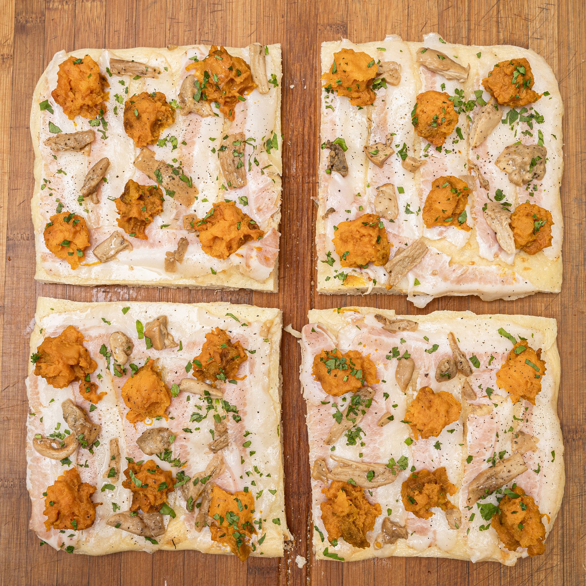 TRANCIO DI PIZZA BIANCA CON MOZZARELLA, ZUCCA, GUANCIALE, PORCINI, PEPE NERO E PREZZEMOLO