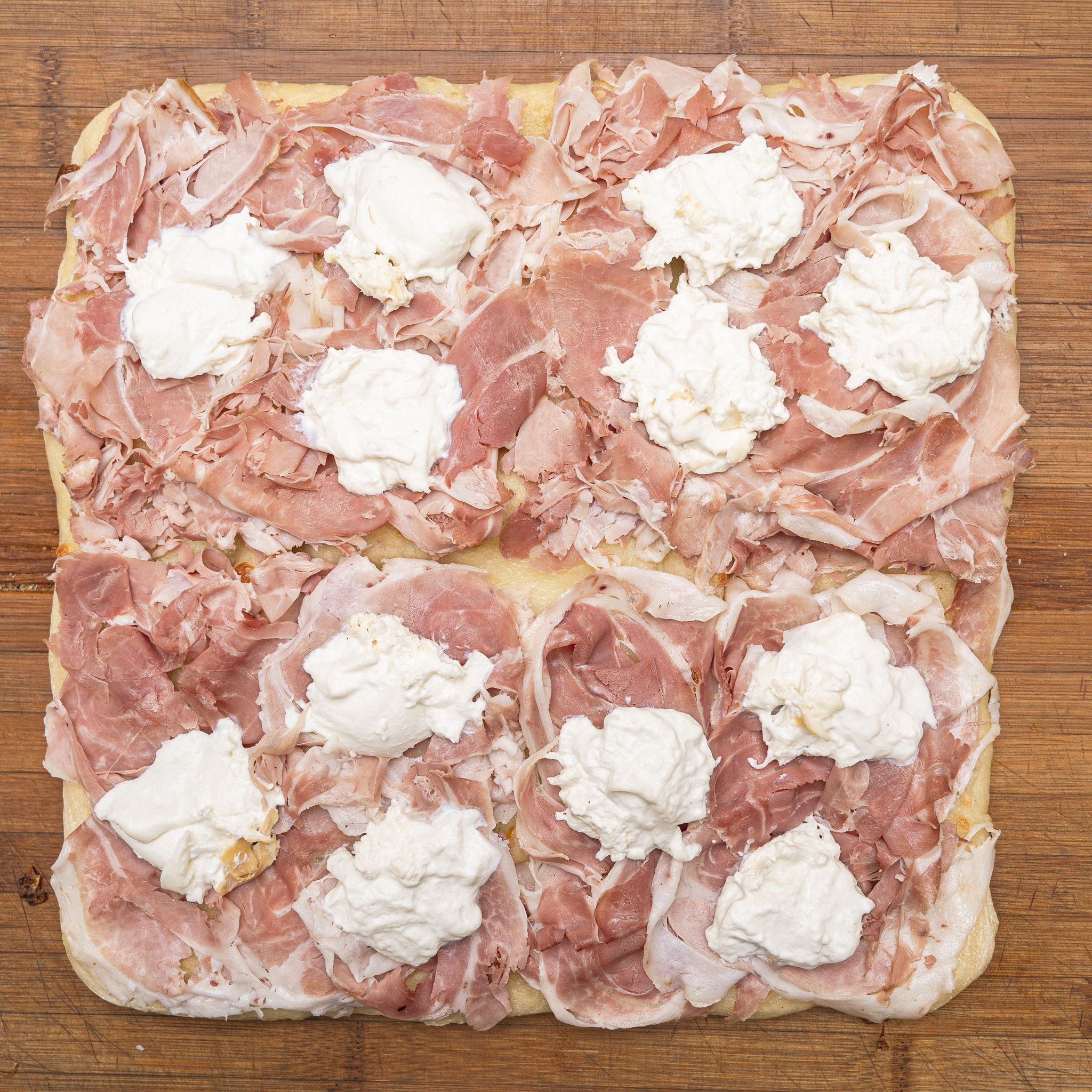 TRANCIO DI PIZZA BIANCA CON MOZZARELLA, PROSCIUTTO COTTO ALLA BRACE E BURRATA AFFUMICATA