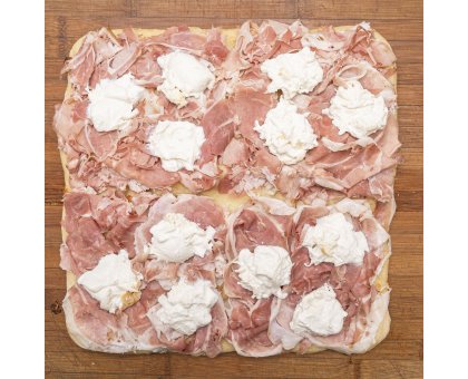 TRANCIO DI PIZZA BIANCA CON MOZZARELLA, PROSCIUTTO COTTO ALLA BRACE E BURRATA AFFUMICATA