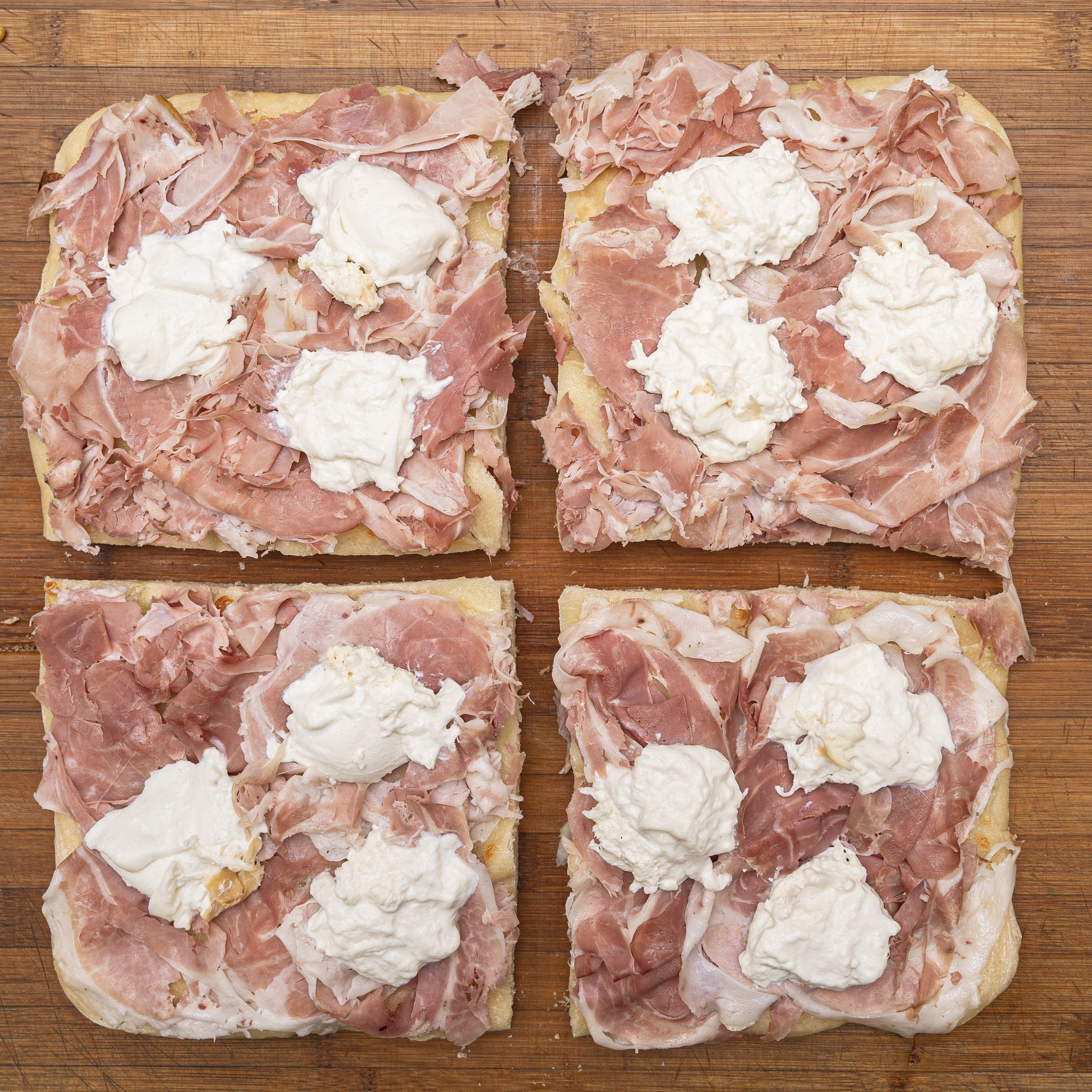 TRANCIO DI PIZZA BIANCA CON MOZZARELLA, PROSCIUTTO COTTO ALLA BRACE E BURRATA AFFUMICATA