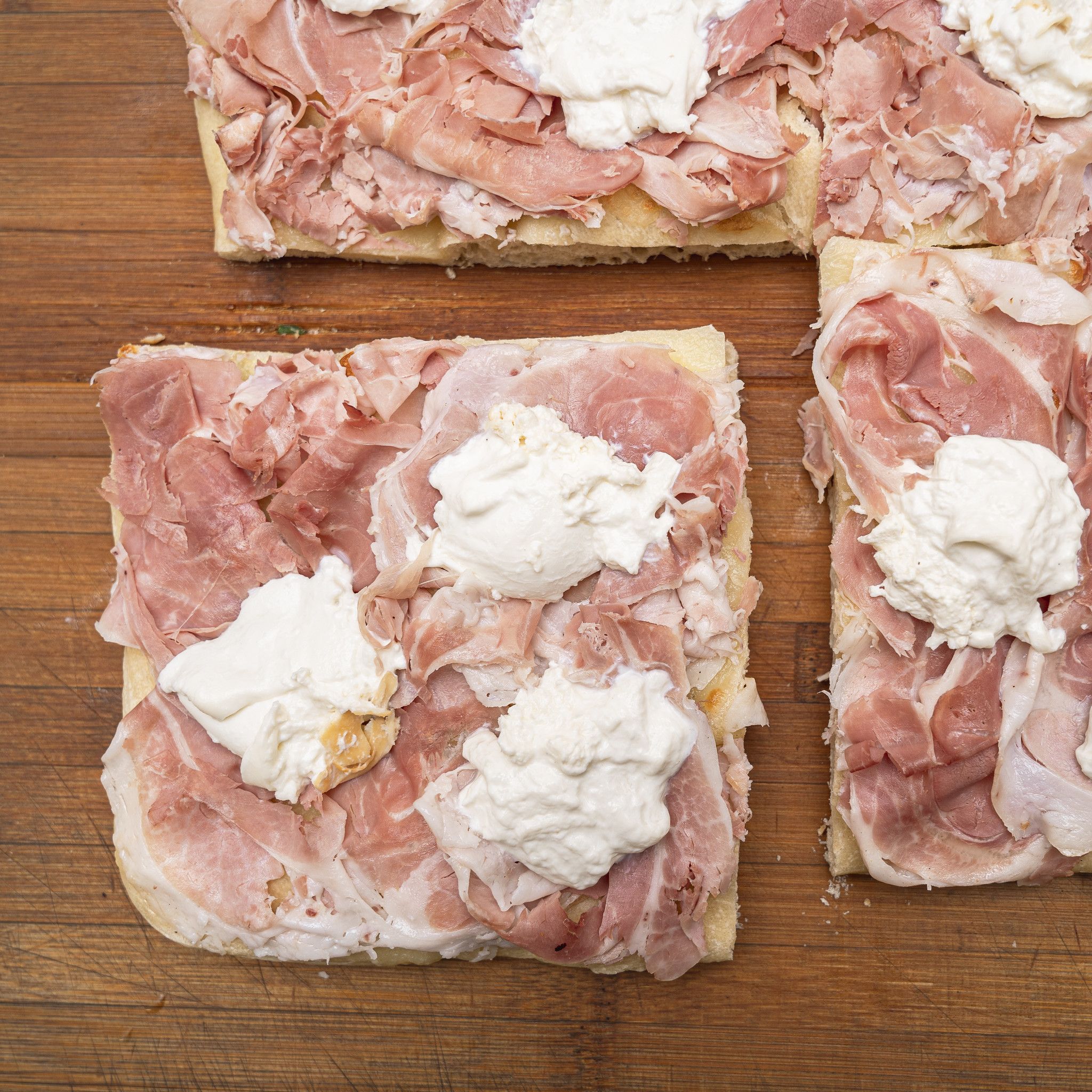 TRANCIO DI PIZZA BIANCA CON MOZZARELLA, PROSCIUTTO COTTO ALLA BRACE E BURRATA AFFUMICATA