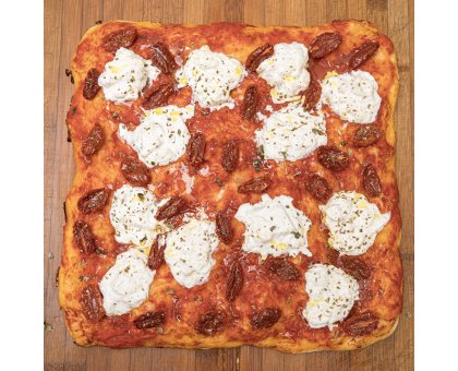 TRANCIO DI PIZZA CON POMODORO STRACCIATELLA, POMODORINI, ORIGANO E EVO