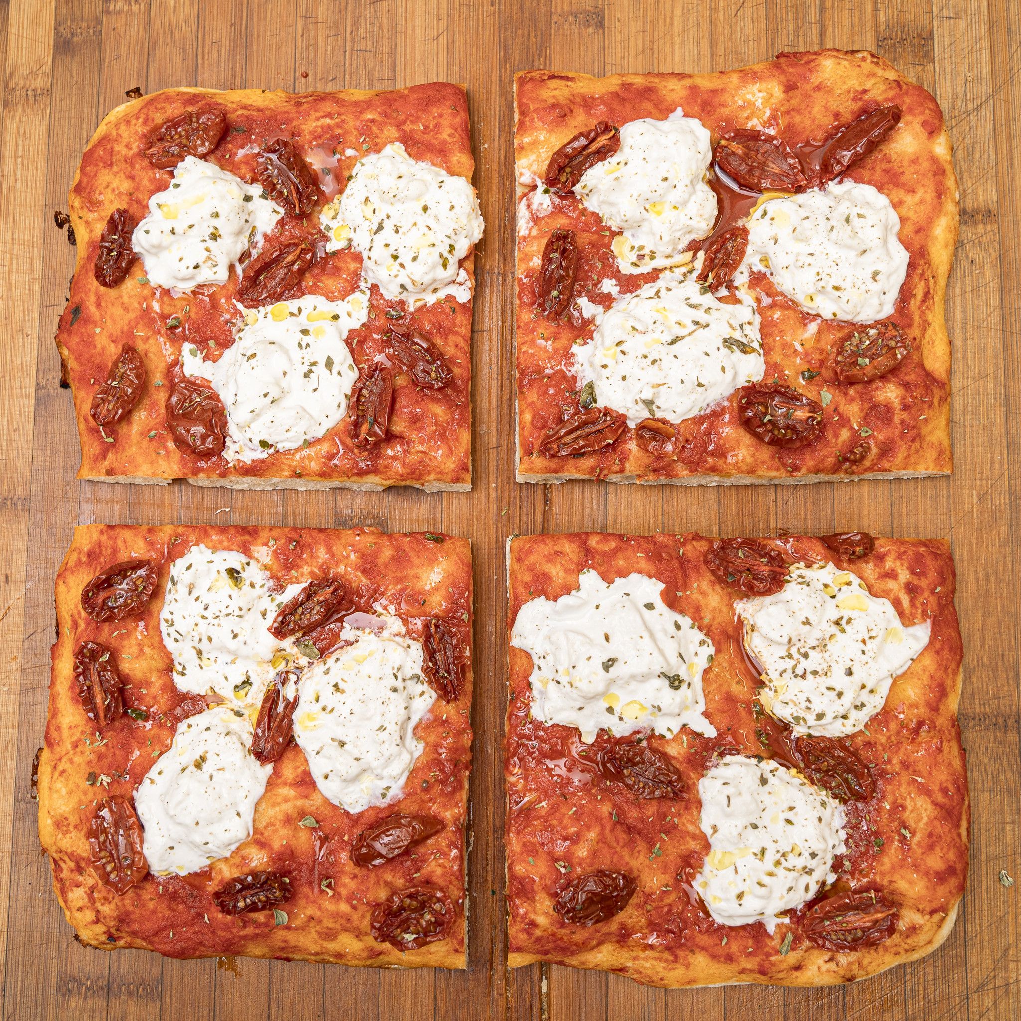 TRANCIO DI PIZZA CON POMODORO STRACCIATELLA, POMODORINI, ORIGANO E EVO