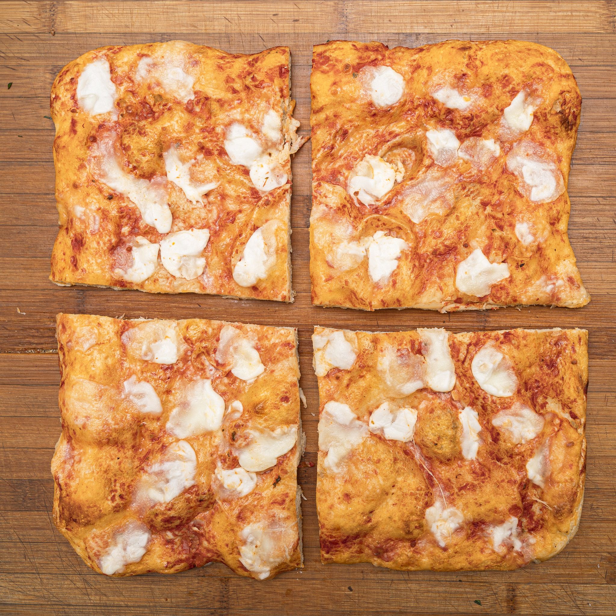 TRANCIO DI PIZZA CON POMODORO, MOZZARELLA DI BUFALA, BASLICO E EVO