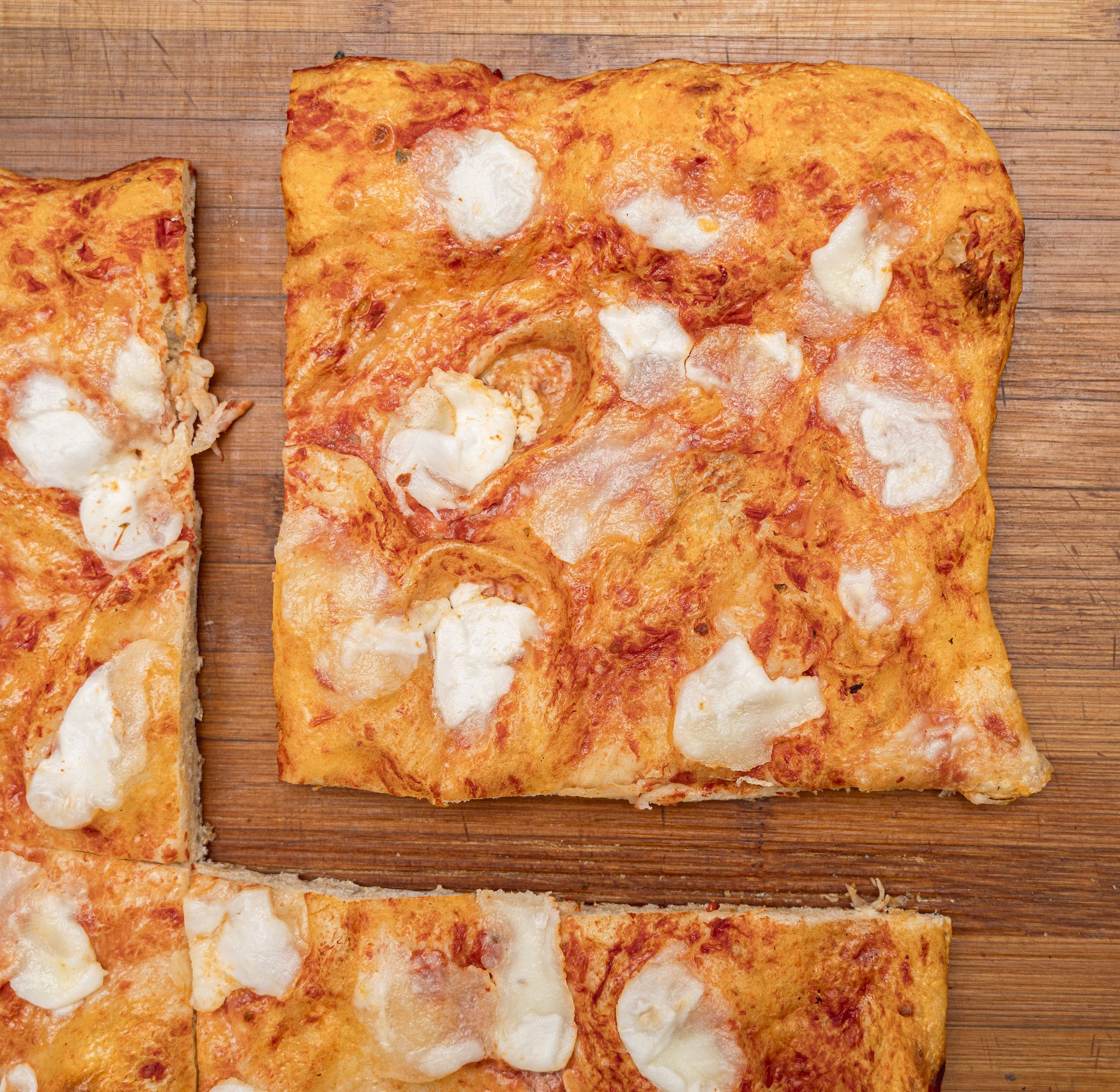 TRANCIO DI PIZZA CON POMODORO, MOZZARELLA DI BUFALA, BASLICO E EVO