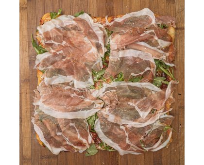 TRANCIO DI PIZZA CON POMODORO, RUCOLA, BUFALA DOP, OLIVE DI TAGGIA, GRANA E CRUDO DI PARMA