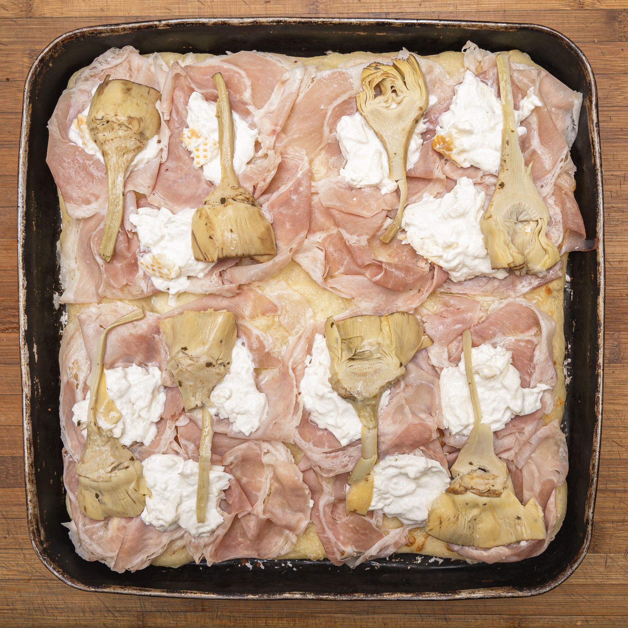 TRANCIO DI PIZZA BIANCA CON COTTO ALLA BRACE, CARCIOFI COL GAMBO ALLA ROMANA E BURRATA AFFUMICATA