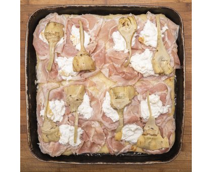 TRANCIO DI PIZZA BIANCA CON COTTO ALLA BRACE, CARCIOFI COL GAMBO ALLA ROMANA E BURRATA AFFUMICATA