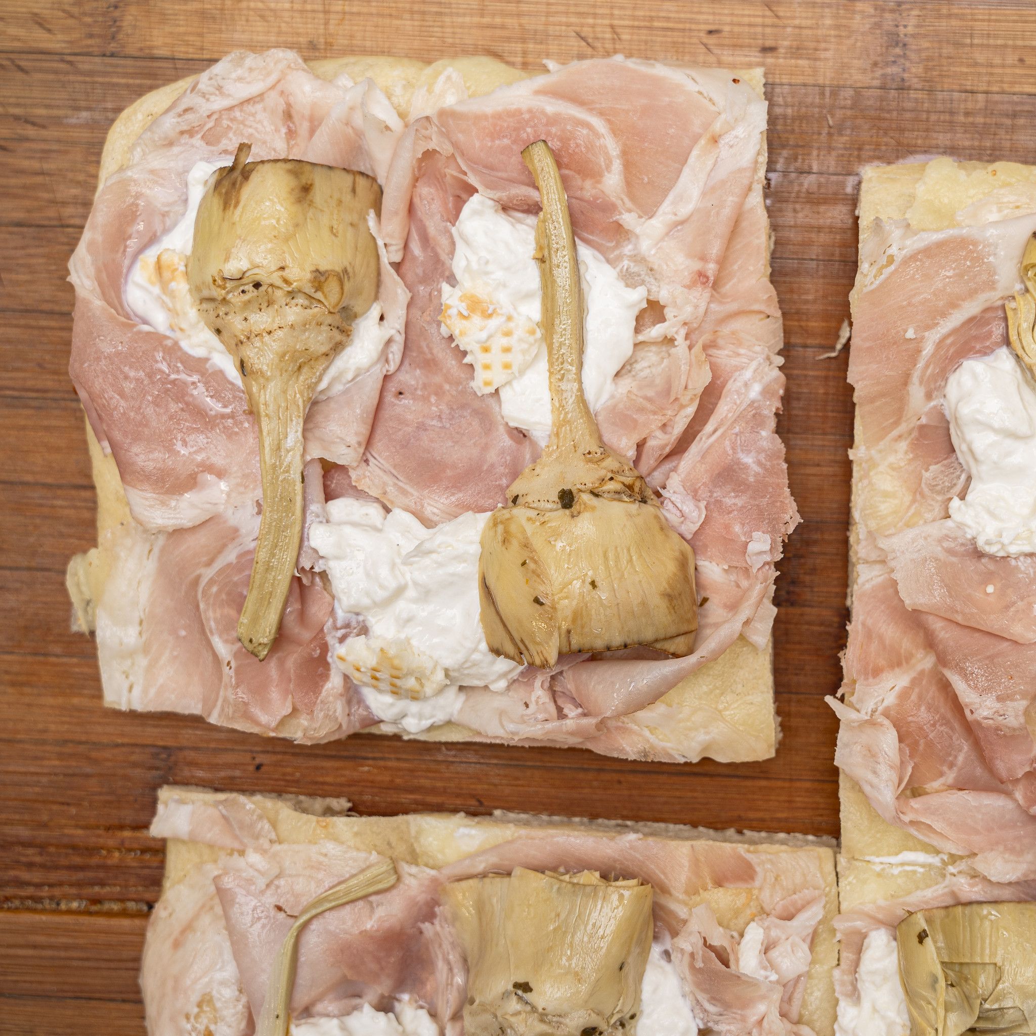 TRANCIO DI PIZZA BIANCA CON COTTO ALLA BRACE, CARCIOFI COL GAMBO ALLA ROMANA E BURRATA AFFUMICATA
